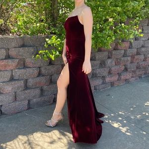 BETSY AND ADAM
stretch velvet sheath gown